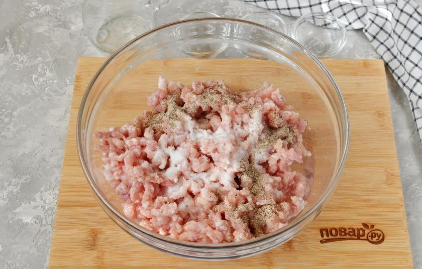 1. Этап. Домашняя колбаса из курицы: Добавьте соль, нитритную соль, специи, воду.