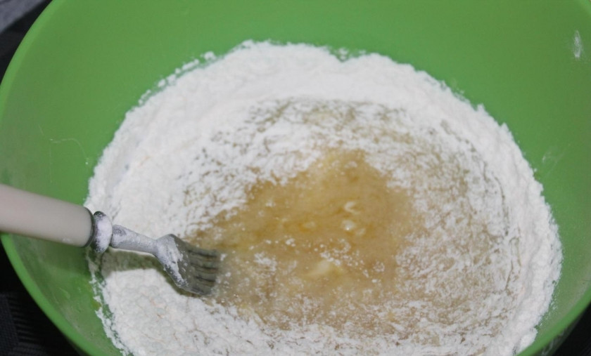 1. Этап. Торт Легко и быстро: 3. Порционно всыпаю пшеничную муку, каждый раз перемешиваю.