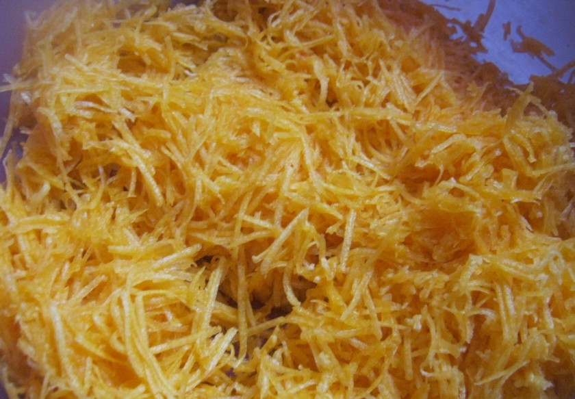 1. Этап. Блины из тыквы: Тыкву чистим, убираем корочку, трем на мелкой терке, можно измельчить в блендере.