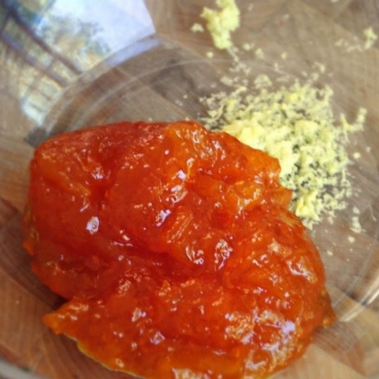 1. Этап. Куриные голени в глазури из джема: Добавляем к имбирю джем.