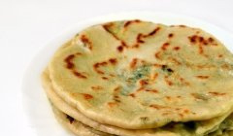 1. Этап. Хычины с сыром: Можно подать хычины целыми или разрезать всю стопку на части. К хычинам очень подойдет соус из сметаны с зеленью и чесноком.