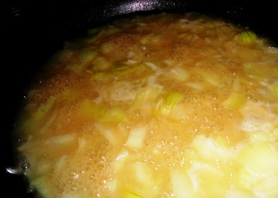 1. Этап. Гороховой суп: 2. Влейте в кастрюлю бульон (овощной или мясной), доведите все до кипения и варите пару минут.