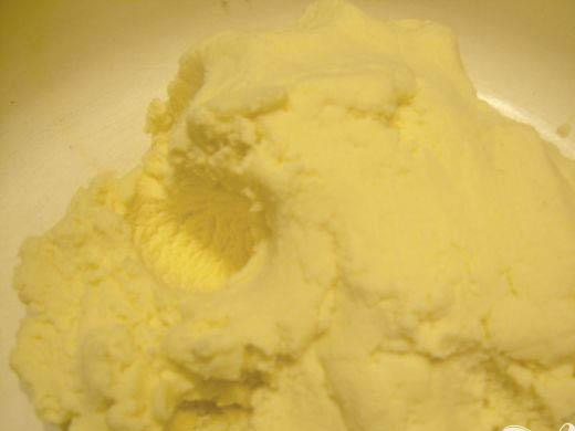 1. Этап. Десерт без выпечки Чудо: 1. Детскую смесь «Малютку» высыпать в миску. Можно воспользоваться жирным сухим молоком (только тогда не будет такой нежный вкус). Сюда же добавим сахарную пудру, сливочное масло и ванилин. До получения однородной массы тщательно все перемешиваем.