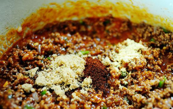 1. Этап. Американский бутерброд с говядиной: Добавить сахар, порошок чили и горчицу.