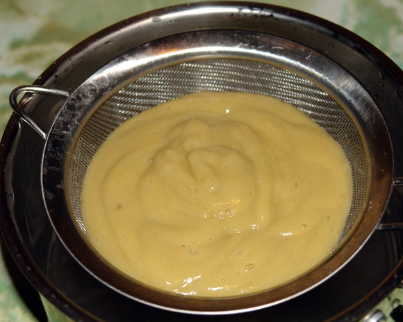 1. Этап. Соус из фейхоа: После того, как фейхоа проварилось, измельчите его в пюре.