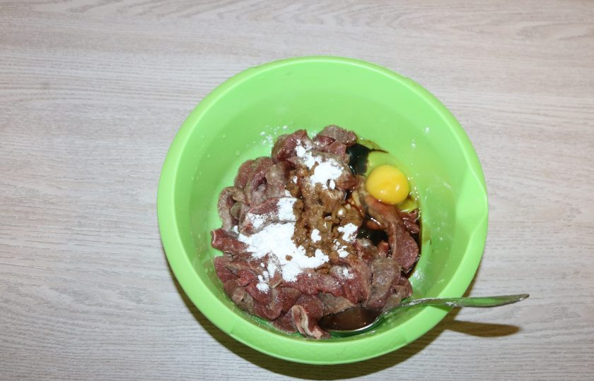 1. Этап. Гуйру лагман: В мясо вбейте куриное яйцо, добавьте соевый соус, крахмал.