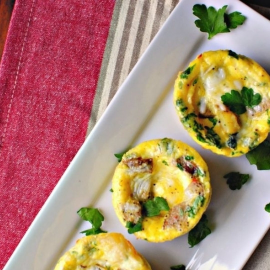 1. Этап. Суфле с картофелем и колбасками: Если вы не забыли смазать формочки сливочным маслом, то без особого труда сможете вытащить суфле из формочек и красиво подать блюдо на тарелках. Приятного аппетита! :)