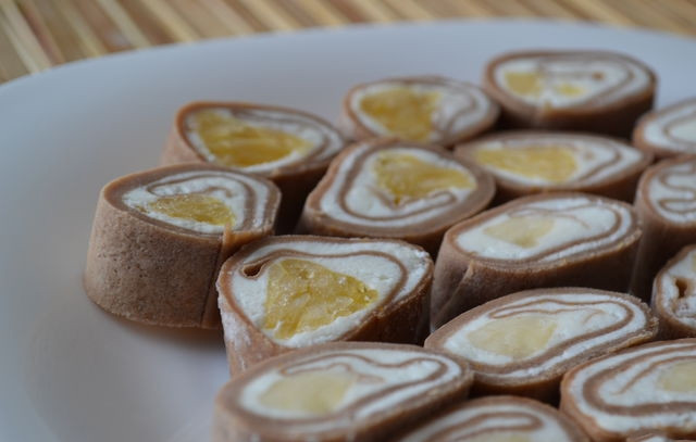 1. Этап. Роллы с фруктами: Роллы разрезаем на равные кусочки шириной в пару сантиметров. Укладываем на тарелку. Приятного аппетита!