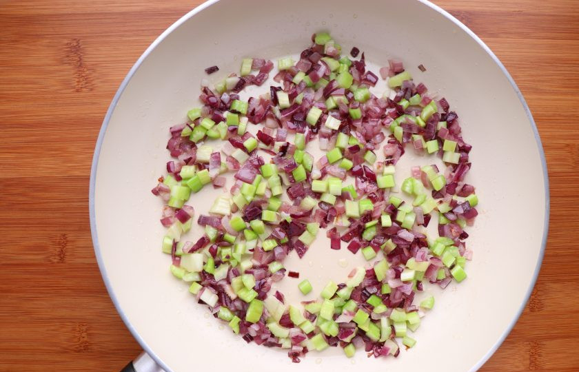 1. Этап. Фасоль по-гречески: Затем добавьте нарезанный сельдерей. Готовьте до прозрачности.