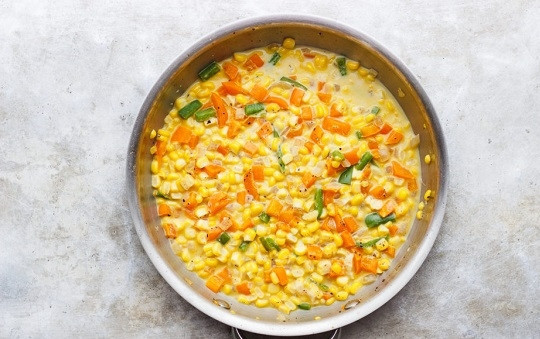 1. Этап. Быстрый суп из кукурузы: 2. Влейте горячую воду и томите еще минуты 3 до мягкости кукурузы.