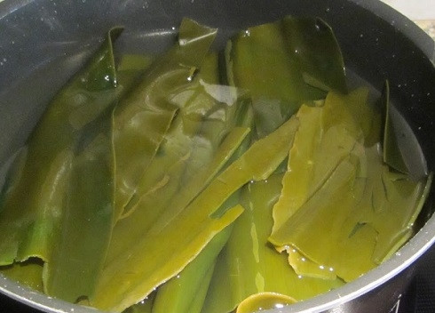 1. Этап. Салат из морской капусты и кальмаров: Перекладываем капусту в кастрюлю с холодной водой, добавляем соль и варим на медленном огне около 3 часов. Пробуем после 2 часов варки, капуста не должна превращаться в кашу.