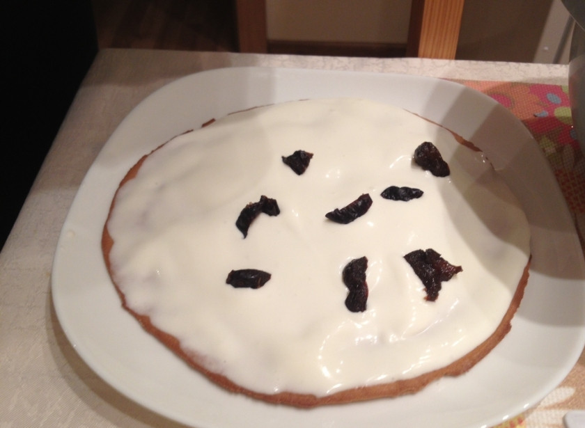 1. Этап. Медовик с черносливом: 4. Советую измельчить сухофрукты (чернослив, например), мы добавим их в крем. Итак, начинаем собирать медовик. Смазываем корж сметаной с сахаром и посыпаем измельченными сухофруктами.