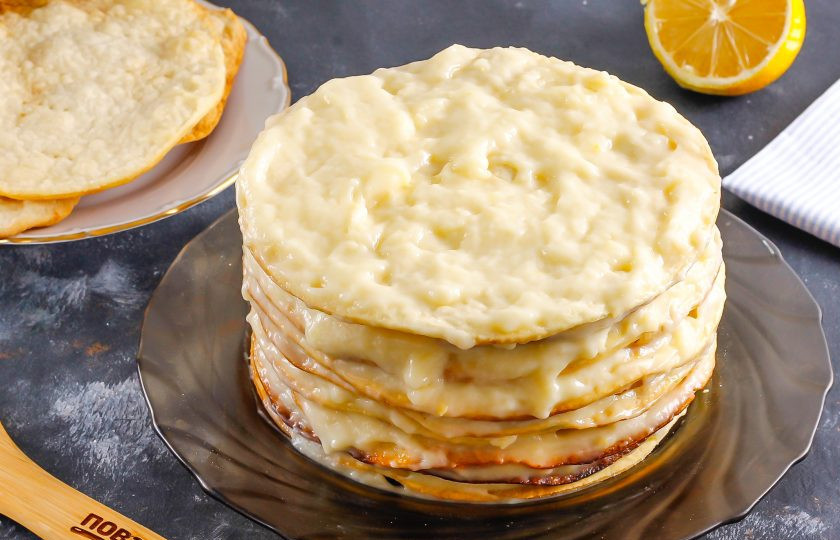 1. Этап. Наполеон с лимонным кремом: Перемажьте остывшим кремом коржи, выкладывая их друг на друга. Оставьте пару коржей для создания крошки-присыпки.