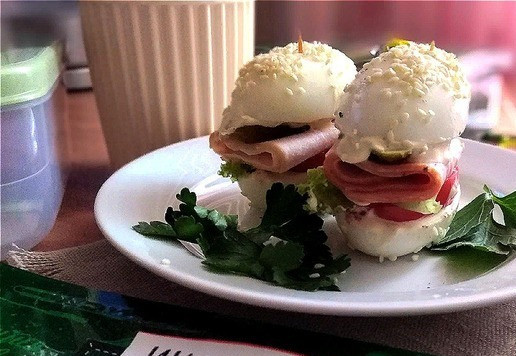 1. Этап. Яичный сэндвич: Перекус готов. Так же такую закуску можно поставить и на праздничный стол, выложив сэндвичи на листики салата.