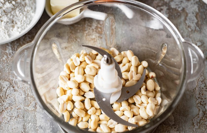 1. Этап. Печенье Арахисовые палочки: Весь арахис выложите в чашу блендера.