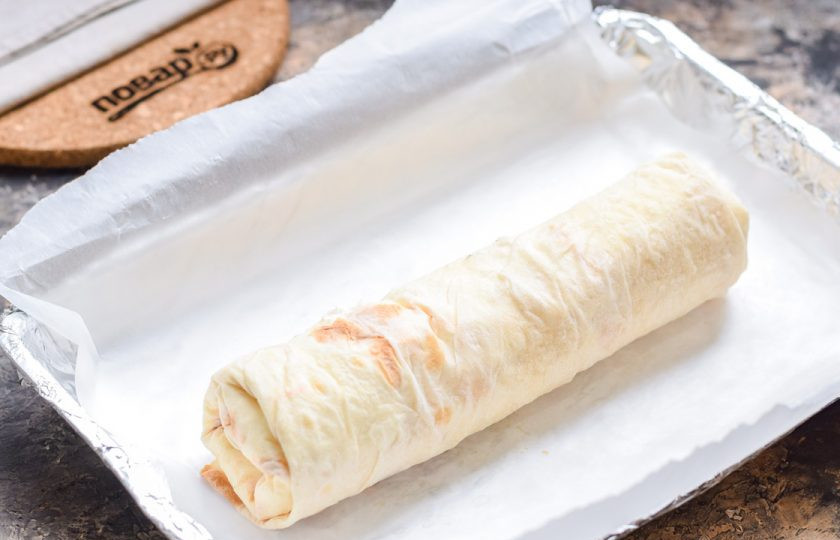 1. Этап. Рулет из лаваша с клубникой и творогом: Сверните заготовку рулетом. Запекайте лаваш 20 минут.