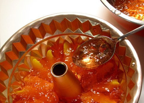 1. Этап. Желейный торт с фруктами: 2. Персиковое желе развести согласно инструкции на упаковке, дать ему немного застыть. Это сэкономит время на застывании слоев. Когда желе перестанет быть жидким, аккуратно выложить его в форму поверх фруктов.