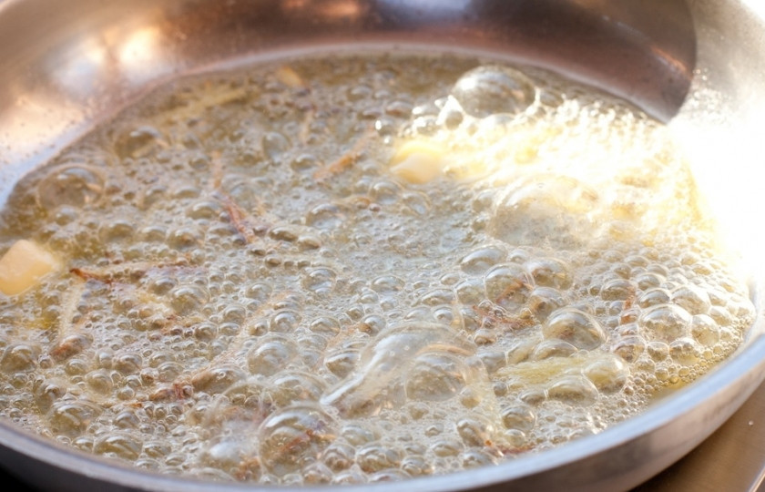 1. Этап. Соус имбирно-медовый: И последнее: добавьте масло сливочное, снимите с огня и перемешайте хорошенько, чтобы масло растворилось.