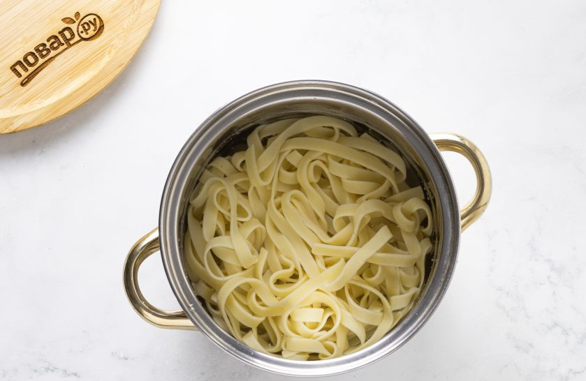 1. Этап. Фетучини с баклажанами в томатном соусе: Фетучини отварите по инструкции в горячей посоленной воде. Затем откиньте на сито.