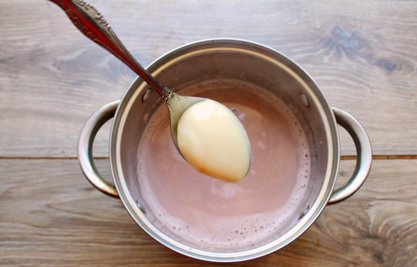 1. Этап. Какао на сгущенном молоке: Добавьте в какао сгущенное молоко и перемешайте до однородности.