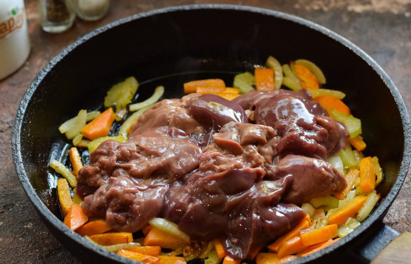 1. Этап. Куриная печень с сельдереем: Добавьте к овощам печень.