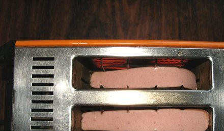 1. Этап. Хот-дог с горчицей: 2. Половинки сосисок обжариваем в тостере 3-5 минут. Или же обжарим на сковороде.