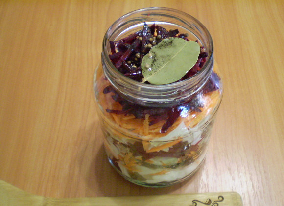 1. Этап. Маринованная капуста со свеклой и морковью: Берем стерильную баночку. Укладываем в нее слоями овощи, чередуя в любом порядке. Так как капусты больше, то начните слои с неё.