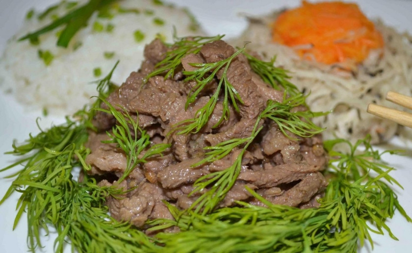 1. Этап. Говядина по-китайски в кисло-сладком соусе: Подавайте говядину с зеленью и рисом. Приятного аппетита!