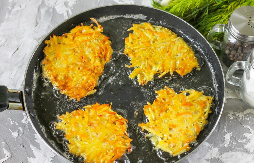 1. Этап. Картофельные драники с морковью: Обжарьте в течение 1-2 минут и переверните на другую сторону. Доготовьте такое же количество времени и выложите на бумажную салфетку, чтобы удалить лишний жир.