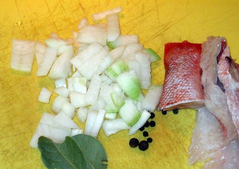 1. Этап. Суп из морского окуня: Лук режем небольшими кубиками.