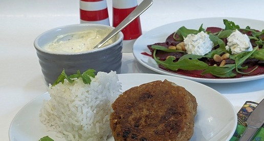 1. Этап. Котлеты из тунца и овсянки: На гарнир отлично подходит рис или гречка. Я подавала с рисом, соусом из майонеза и хрена и с карпаччо из свеклы.