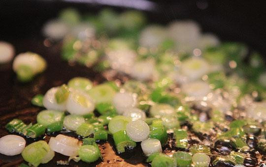 1. Этап. Кесадильяс с курицей, беконом и авокадо: 2. Нагреть 1/2 столовые ложки жира от бекона в сковороде на среднем огне. Добавить лук и обжарить около 2-3 минут, пока он не смягчится.