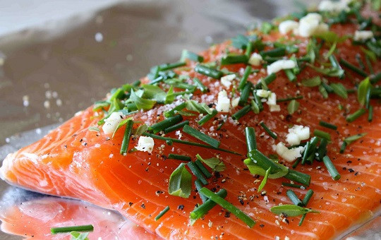 1. Этап. Семга на костре в фольге: 3. Рыбку необходимо посолить и поперчить по вкусу. Лучше всего использовать крупную соль и свежемолотый перец (можно смесь перцев). Чеснок очистить, пропустить через пресс или измельчить ножом. Смесью чеснока и зелени натереть семгу.