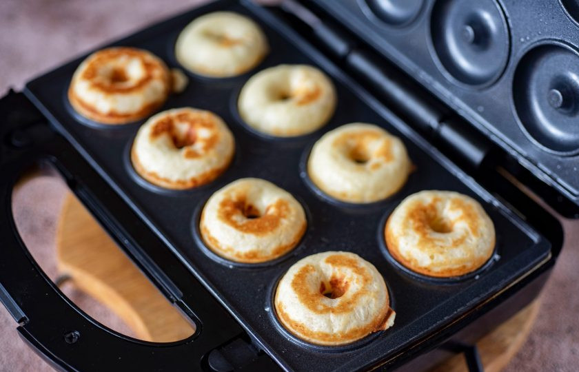 1. Этап. Творожные пончики в мультипекаре: Накройте мультипекарь крышкой и выпекайте пончики примерно 4 минуты или в соответствии с рекомендациями производителя мультипекаря.