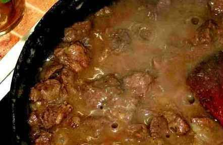 1. Этап. Гуляш из баранины с подливкой: Снимаем крышку со сковороды и, помешивая, выпариваем подливку, чтобы она стала густой. Пробуем на соль, если надо - добавляем.