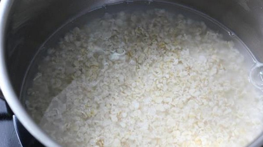 1. Этап. Овсяная каша для малышей: 1. Овсяные хлопья залейте водой и поставьте на огонь.