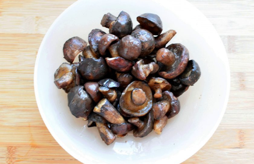 1. Этап. Быстрый пирог с маслятами: Маслята нарежьте и обжарьте на масле до румяной корочки. У меня замороженные грибы, поэтому я сначала их потушила до испарения лишней влаги, а затем добавила масло и поджарила.