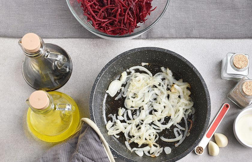 1. Этап. Салат со свежей свеклой: Лук очистите и тонко нашинкуйте полукольцами. Разогрейте ложку масла и пассеруйте лук, посолив по вкусу, минут 10, до мягкости и прозрачности.