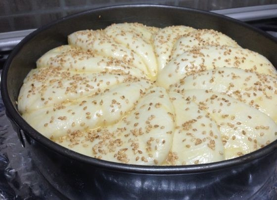 1. Этап. Сербский хлеб: 12. Когда тесто станет вдвое больше в объеме смажьте верх хлеба взбитым яйцом и присыпьте кунжутом.