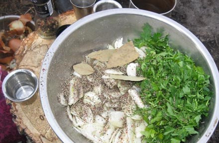 1. Этап. Бухлёр из баранины: 3. Чтоб не сидеть без дела, хорошо бы в это время нарезать оставшийся лук полукольцами, измельчить зелень, и смешать это со специями и перцем.