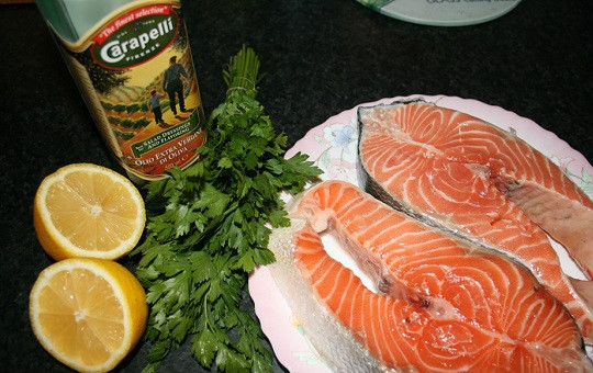 1. Этап. Красная рыба на гриле: 1. Вот такой набор ингредиентов, которые требуются для приготовления блюда. В рецепт приготовления красной рыбы на гриле можно взять любую рыбку, которая есть под рукой. Плюс этого блюда еще и в том, что необязательно брать ровные стейки.