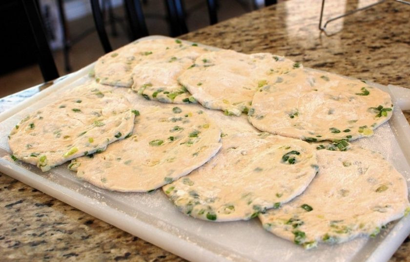 1. Этап. Лепешки на сковороде с зеленым луком: 9. Посыпьте получившуюся улитку мукой и раскатайте снова в круг, проделайте то же самое с другими кусочками теста.