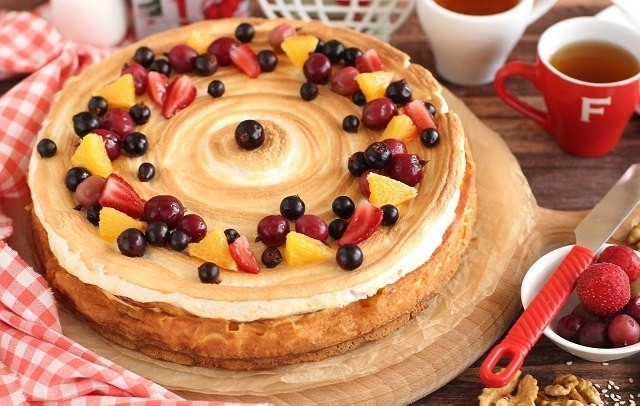 1. Этап. Пирог из мягкого творога: Украсьте пирог ягодами, шоколадом и орехами.