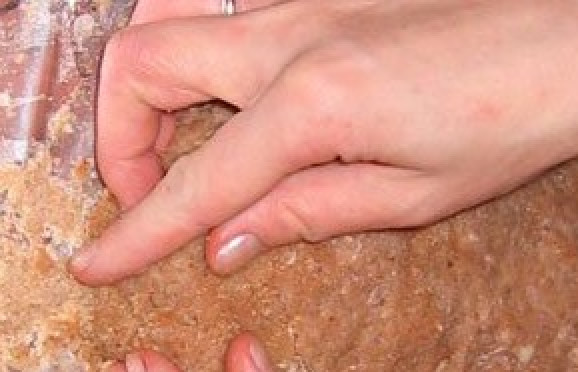 1. Этап. Рулет из говядины с черносливом: Закрепляем шов, смазывая его яичным желтком.