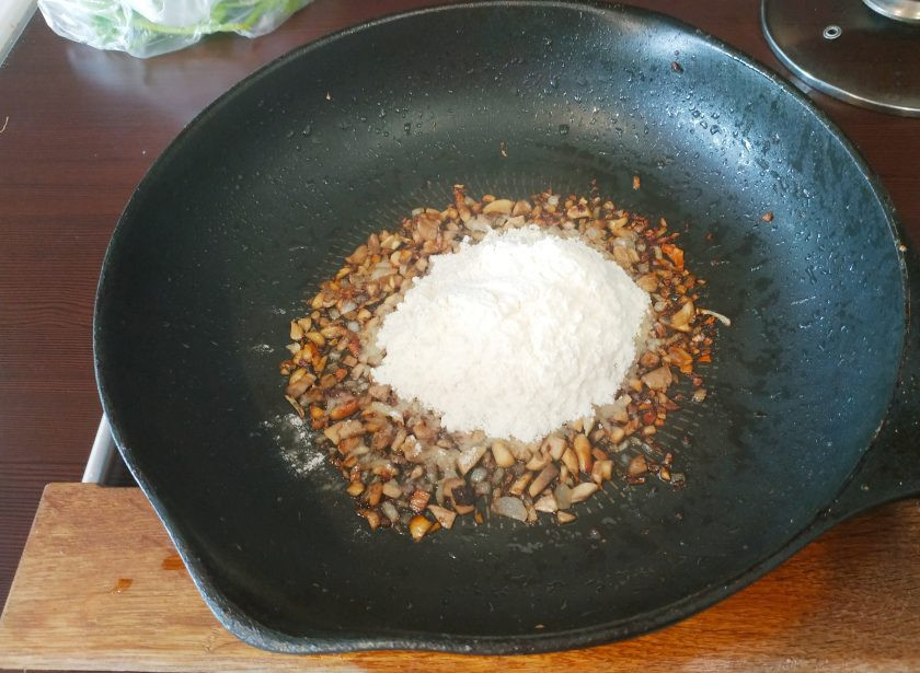 1. Этап. Испанские крокеты: Обжарьте грибы и лук на сковороде в течение 5-7 минут. Добавьте муку и сливочное масло, обжаривайте до золотистого цвета.