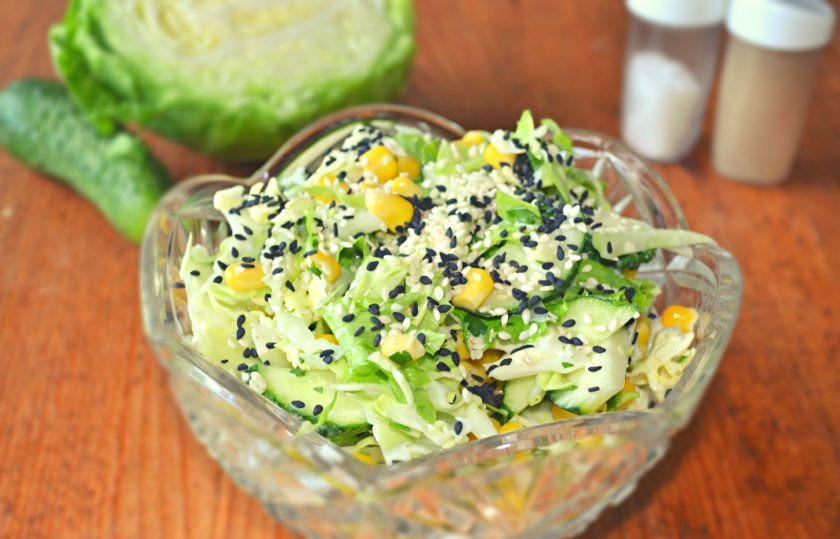 1. Этап. Салат с капустой, огурцами и кукурузой: Перед подачей салатик можно дополнить кунжутом. Приятного аппетита!