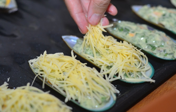 1. Этап. Мидии с сыром: Натрите на терке любой твердый сыр. Присыпьте им каждую мидию. Разогрейте духовку до ста восьмидесяти градусов, поставьте в нее на десять минут противень с мидиями. Готовое блюдо подавайте горячим, пока сыр остается мягким.