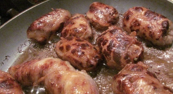 1. Этап. Сальники: Обжарьте сальники на растительном масле со всех сторон до румяного цвета.