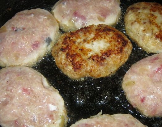 1. Этап. Рыбные котлеты из речной рыбы: Из приготовленного фарша формируем котлетки и обваливаем их со всех сторон в панировочных сухарях. Разогреваем сковороду и жарим на ней котлеты с добавлением масла до румяной корочки.