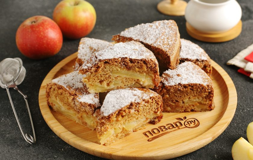 1. Этап. Шарлотка на одном яйце: По желанию посыпаем пирог сахарной пудрой и подаем к столу. Приятного чаепития!